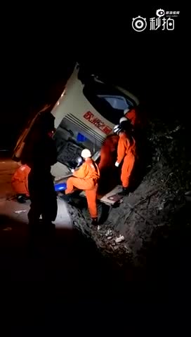 云南临沧大巴与重型货车擦碰 致10死38伤