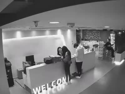 杭州一公司前台在快递堆里办公：果然快乐是建立在别人的痛苦上