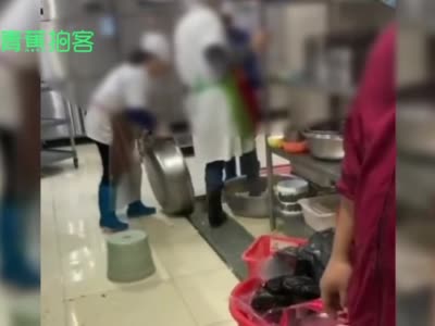 武汉一高校食堂工作人... - @青蕉视频 的视频 - 视频 - 微博
