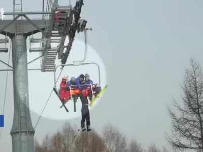 张家口万龙滑雪场一游客从缆车滑落 被同伴抓住衣服悬在半空