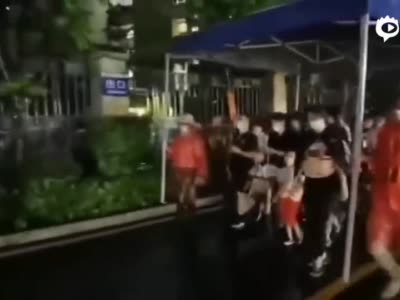 深圳龙华最美“移动帐篷” 为居民遮风挡雨