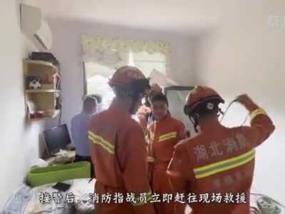8旬老人被困6樓窗外空調外機放置平臺 消防緊急救援